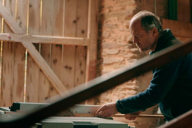 Muž pracuje s kotúčovou pílou v dielni