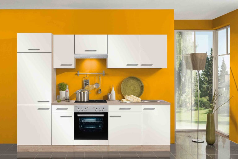 Svetlá kuchyňa s hornými a spodnými skrinkami, sporákom a drezom