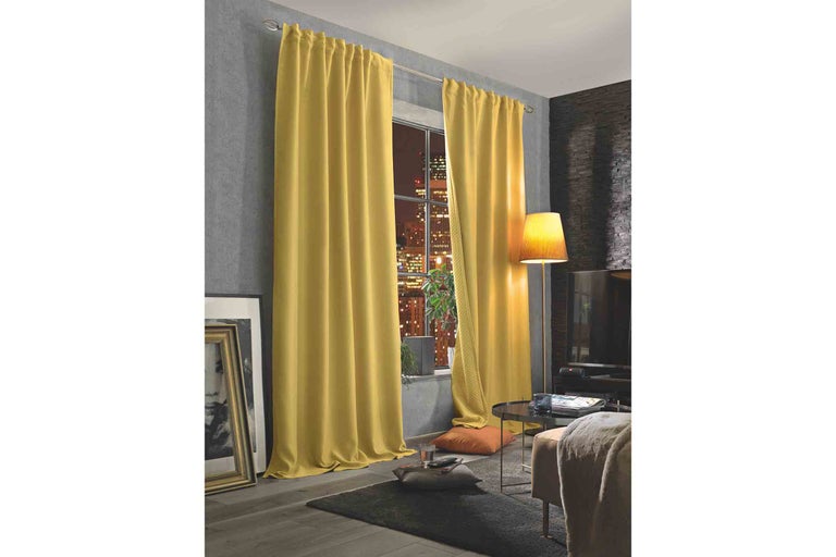 Obývacia izba so žltými závesmi pred oknom pre interiérový dizajn