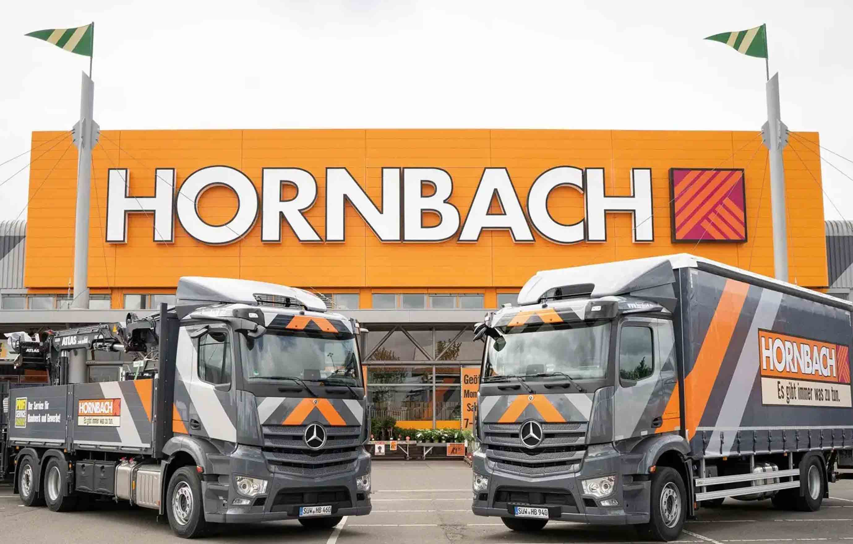 Dva nákladné automobily pred hobbymarketom Hornbach
