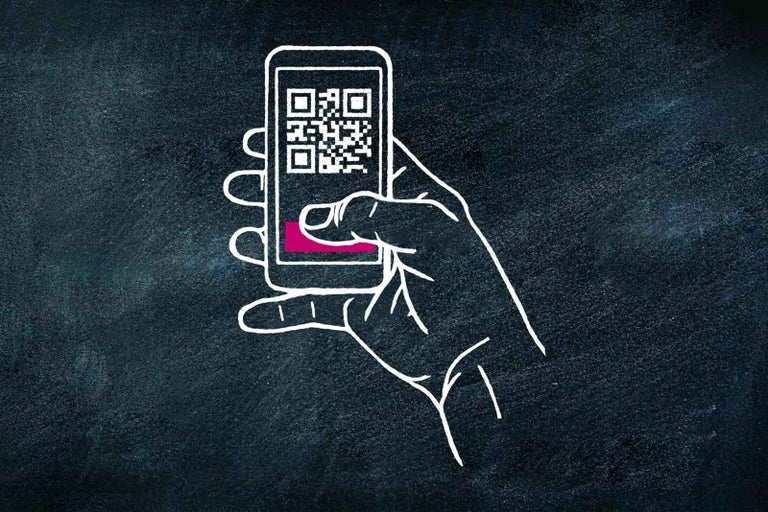 Ilustrácia ruky držiacej smartfón s QR kódom