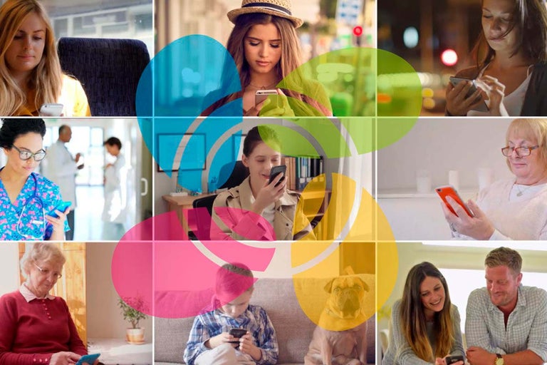 Koláž rôznych ľudí používajúcich smartfóny