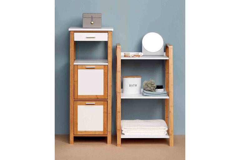 Kúpeľňová scéna s bambusovou policou a kúpeľňovou skrinkou