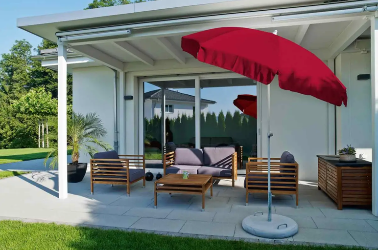 Terasa so záhradným nábytkom, slnečníkom a terasovou strechou