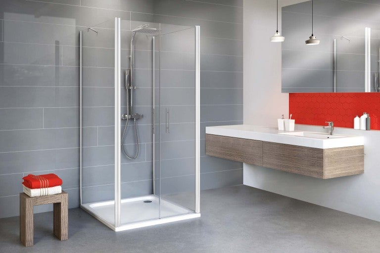 Kúpeľňa so sprchovacím kútom, umývadlom a zrkadlom