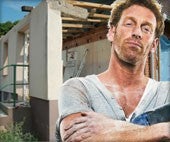 Muž pred nedokončenou budovou