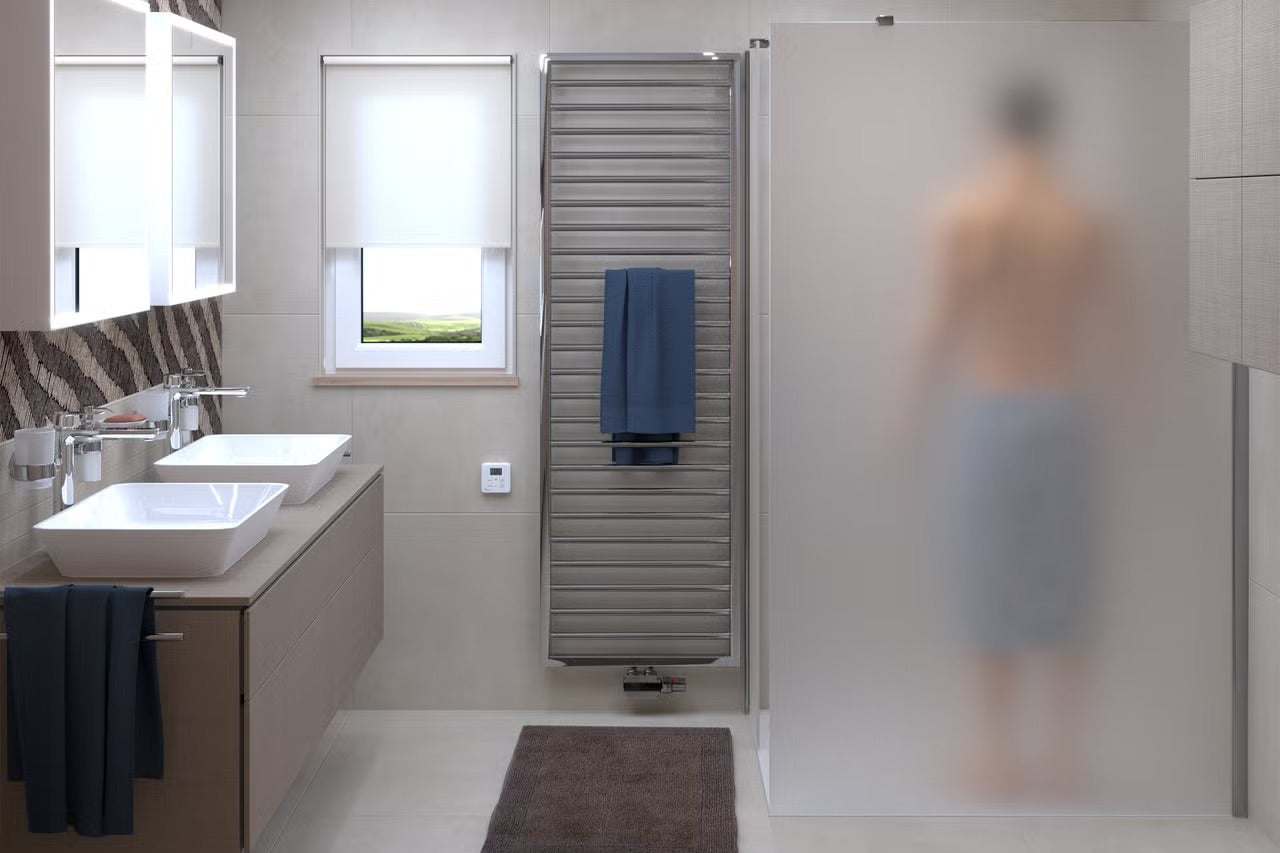 Kúpeľňa s dvojitým umývadlom, rebríkovým radiátorom a sprchovacím kútom