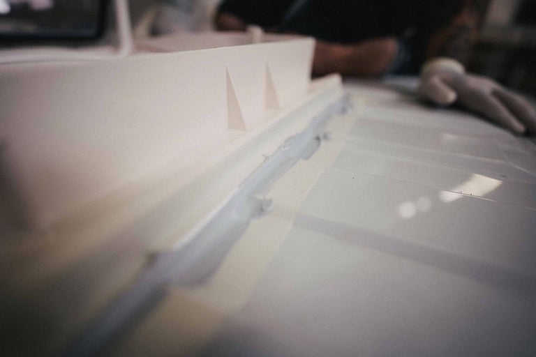 Detailný záber tmelu medzi strešným oknom a strechou vozidla