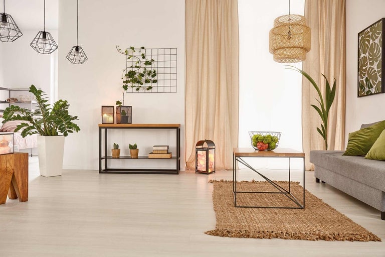 Svetlá obývacia izba s konzolou, konferenčným stolíkom, pohovkou a dekoratívnymi prvkami.