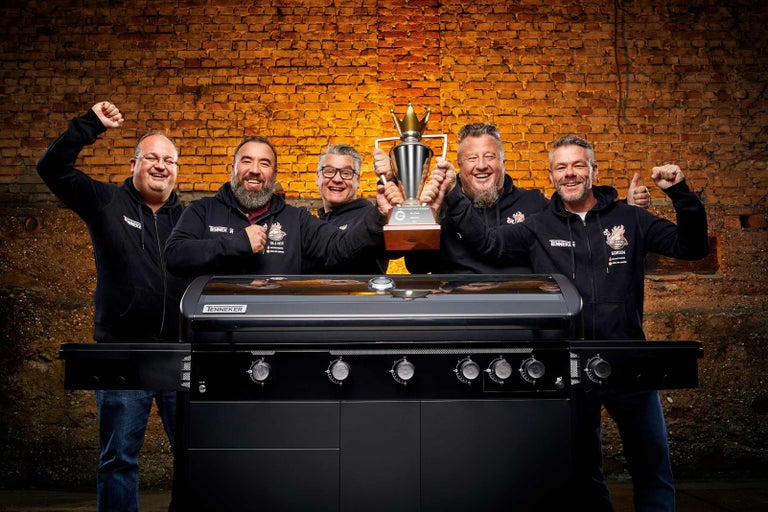 Päť mužov s trofejou pred plynovým grilom Tenneker