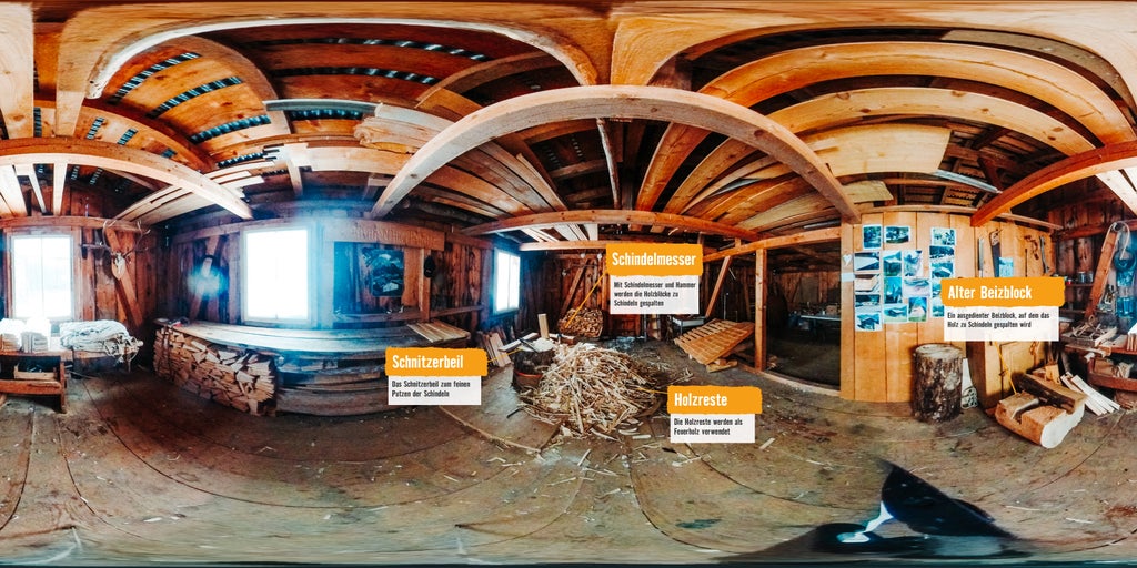 Panoramatický záber dielne s drevoobrábacími nástrojmi a skladovaním dreva