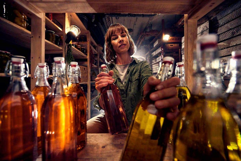 Žena drží fľašu so sponou v komore.