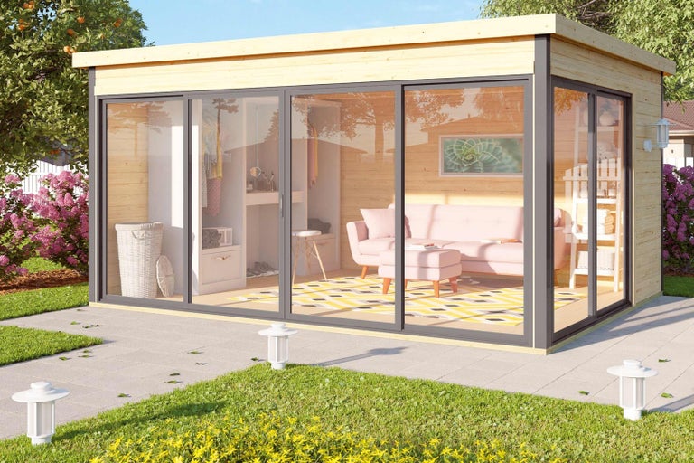 Moderný záhradný domček s posuvnými dverami a interiérom v záhrade