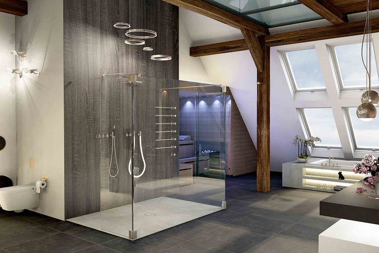 Svetlá kúpeľňa so sprchou, saunou a strešnými oknami