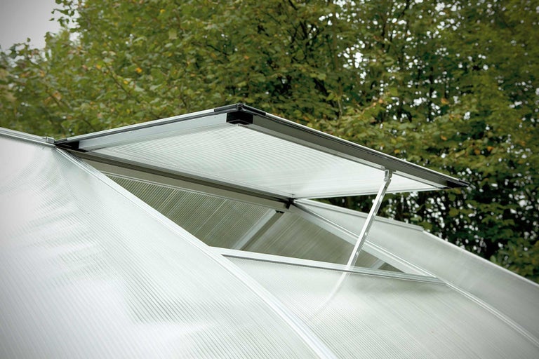 Detailný pohľad na okno skleníka s otváracím mechanizmom