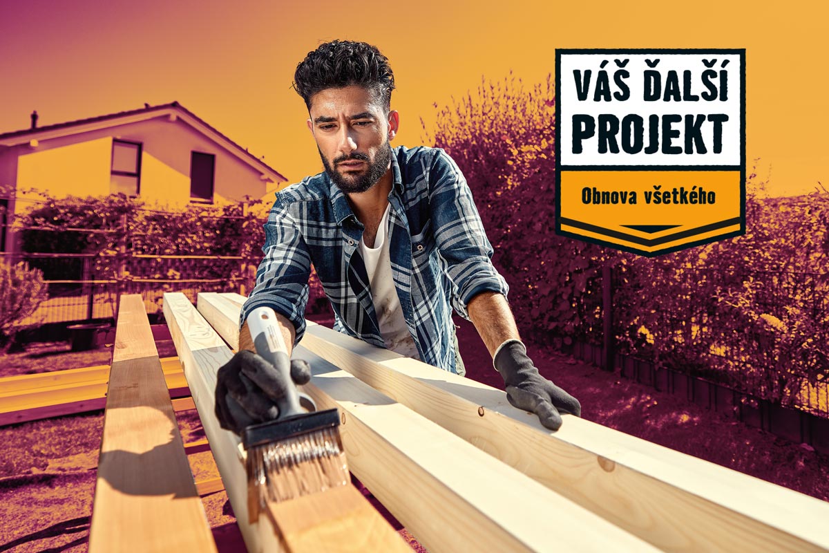 Muž natiera drevené lamely štetcom vonku, v pozadí je dom a banner s nápisom 'Váš ďalší projekt'.