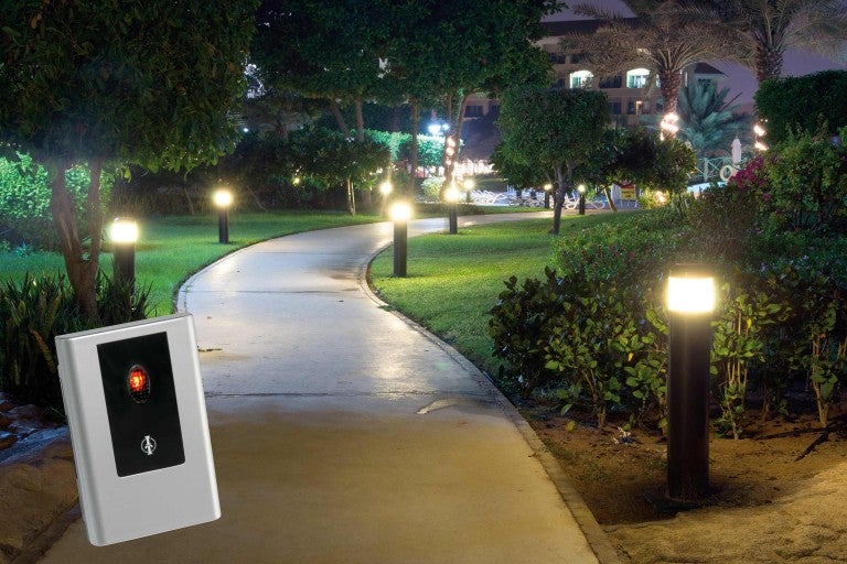 Vonkajší pohľad so záhradnou cestou a záhradnými svetlami a súmrakový spínač.