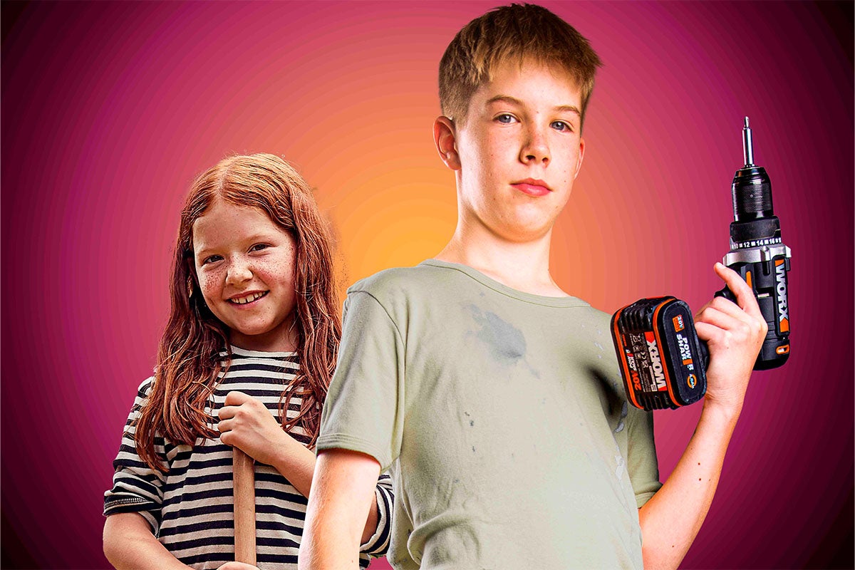 Chlapec drží akumulátorový skrutkovač značky Worx, zatiaľ čo dievča drží drevenú násadu