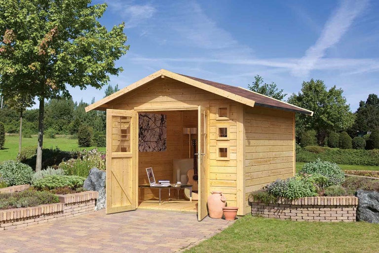 Drevený záhradný domček s otvorenými dvojkrídlovými dverami a oknami