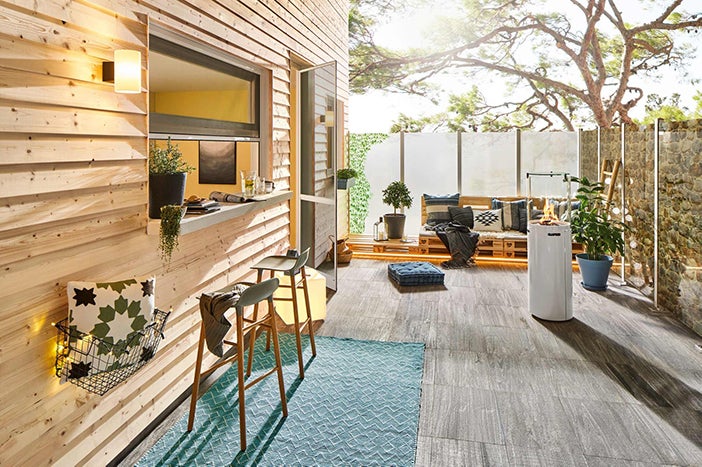 Terasa s dreveným obkladom, barovými stoličkami, vonkajším ohniskom a posedením