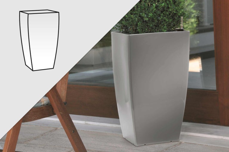 Vysoký kvetináč s rastlinou a ukazovateľom hladiny vody v záhrade.