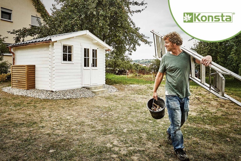 Záhradný domček Konsta v záhrade s mužom nesúcim rebrík a vedro