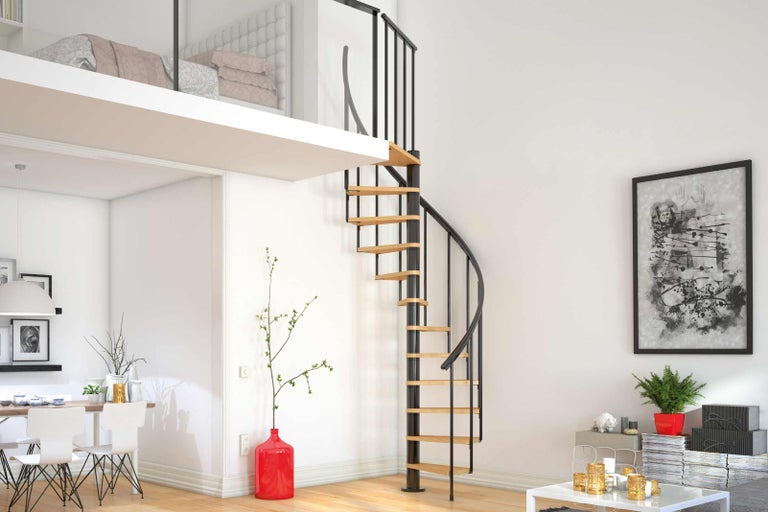 Scéna s točitým schodiskom vedúcim do mezonetu s posteľou.