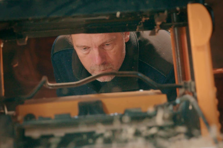 Muž obsluhuje hrúbkovaciu frézku na spracovanie dreva.