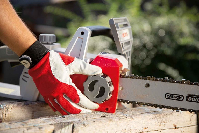 Akumulátorová reťazová píla s rukavicou