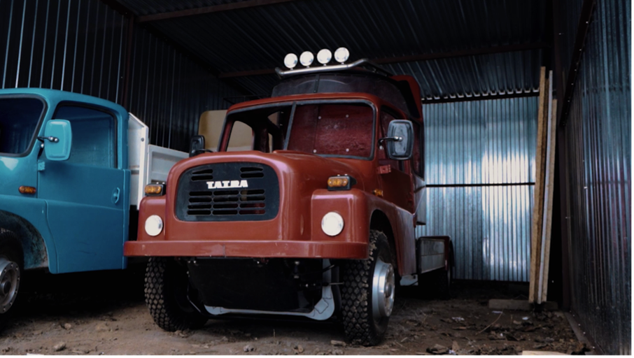 Dva nákladné automobily v sklade.