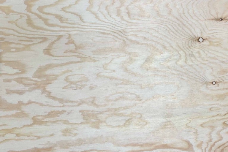 Detail preglejkovej dosky s kresbou a hrčami