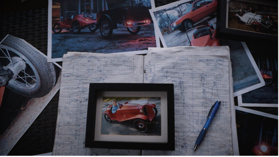 Koláž fotografií veteránov, technických výkresov a pera