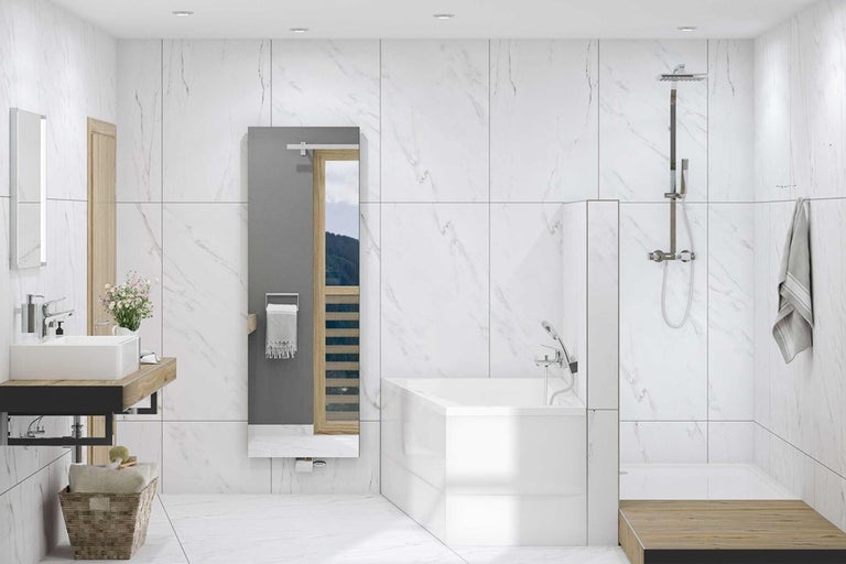 Svetlá kúpeľňa s vaňou, sprchou, umývadlom a zrkadlom na bielom mramorovom pozadí