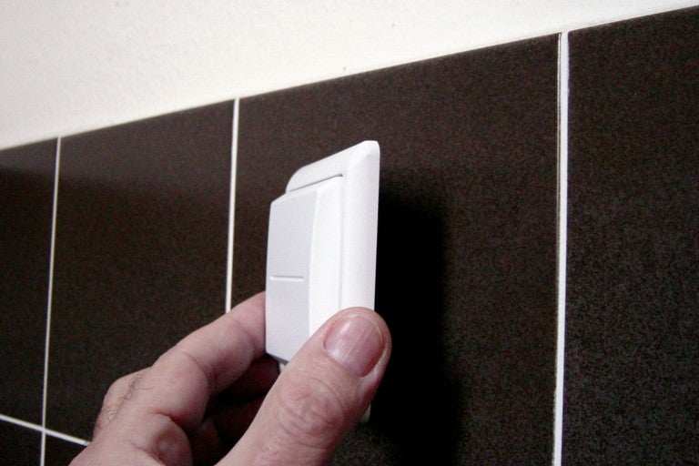 Nástenný vypínač svetla sa montuje na obkladačky