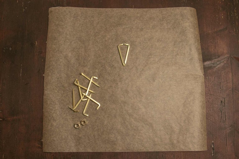 Sada zlatých háčikov na obrazy s klincami a očkami na papieri