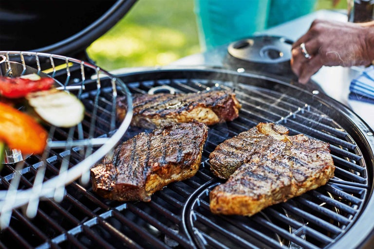 Tri steaky a zelenina pripravené na grile