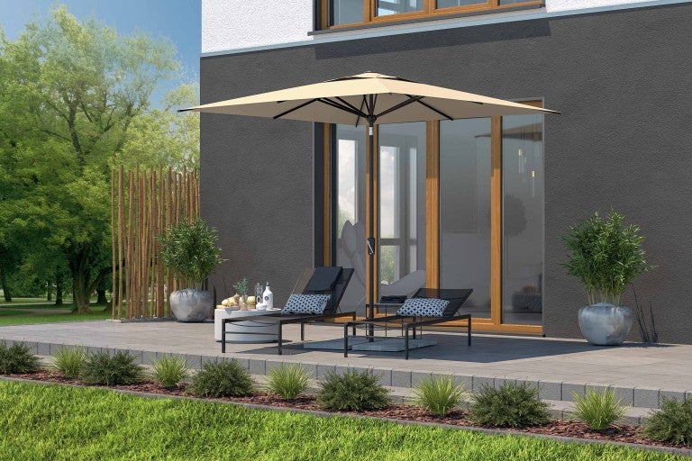 Terasa so slnečníkom, ležadlami a rastlinami