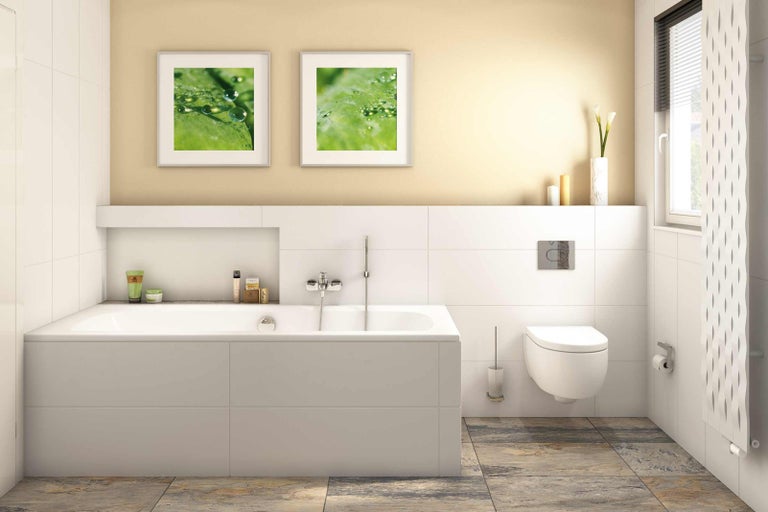 Kúpeľňa s vaňou, toaletou, radiátorom, dlažbou a dekoráciou