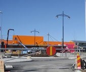 Stavenisko so zábranou a stavebnými strojmi