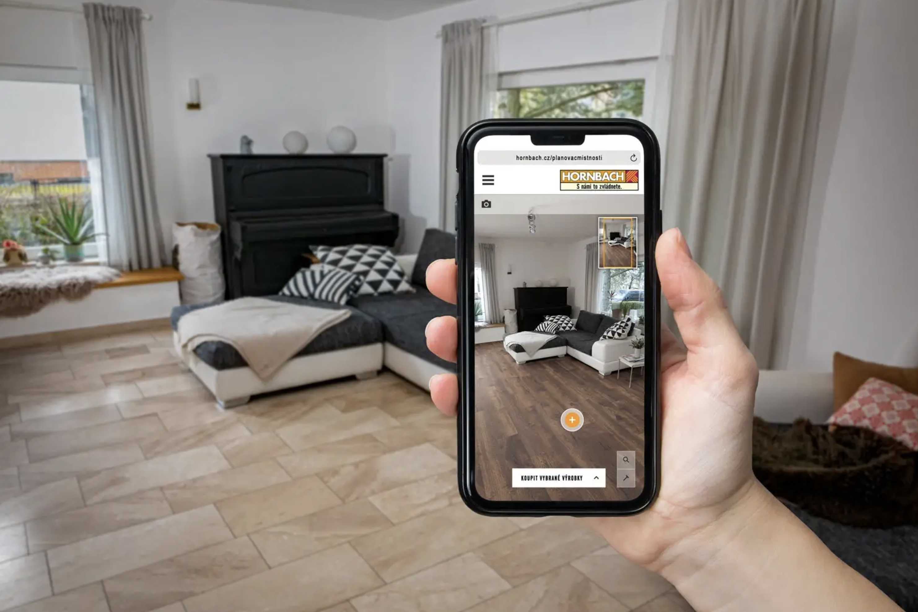 Osoba drží smartfón s aplikáciou Hornbach v obývacej izbe.