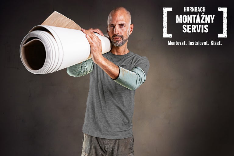 Remeselník s podlahovou krytinou na ramene vedľa loga montážneho servisu Hornbach
