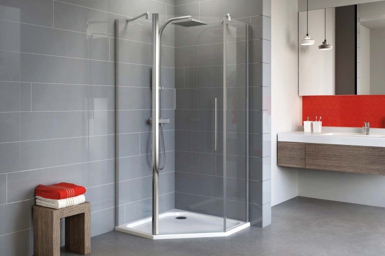 Rohová sprcha walk-in s vaničkou v kúpeľni