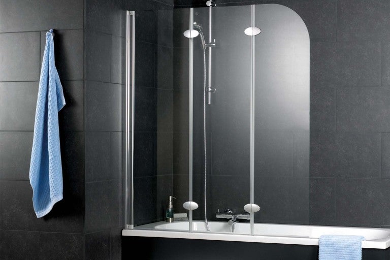 Sklenená vaňová zástena v kúpeľni