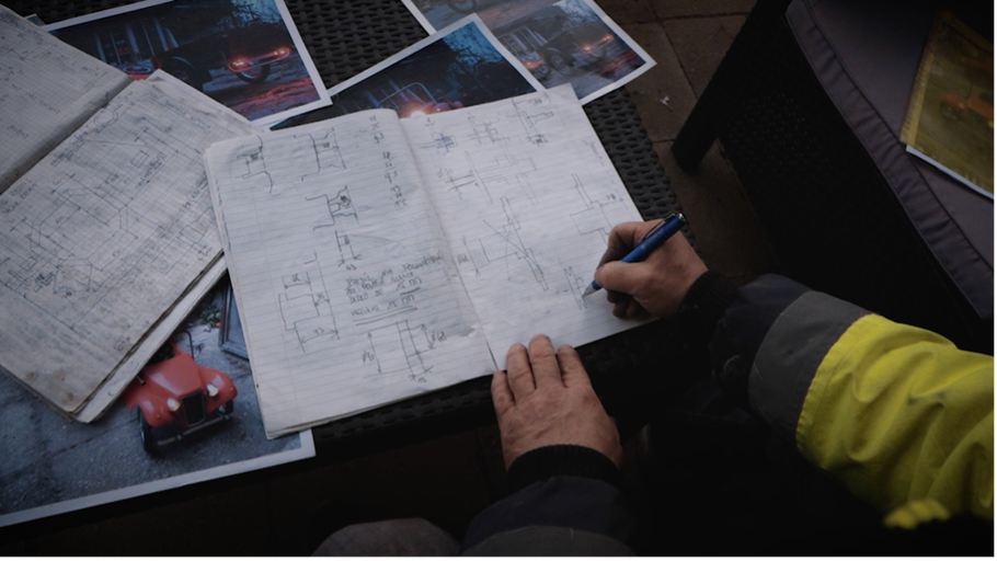 Ručné náčrty na papieri s fotografiami auta