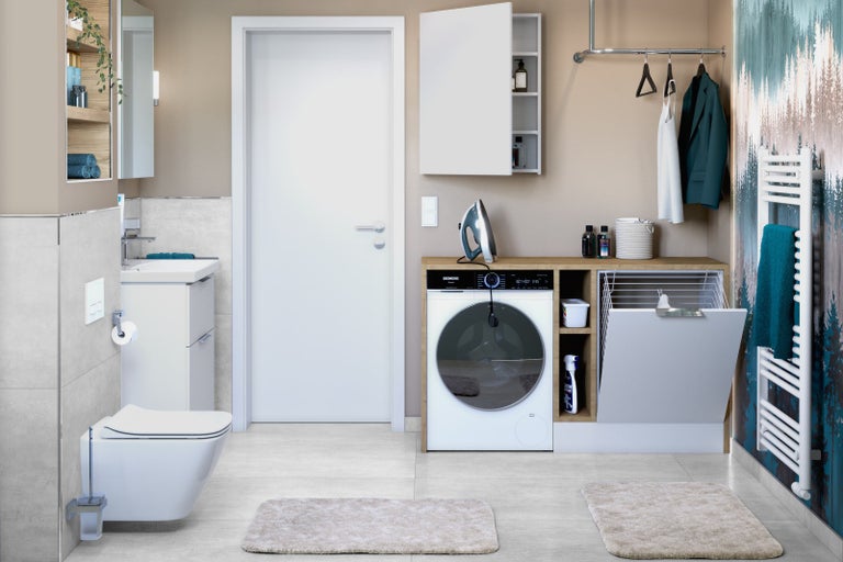 Svetlá kúpeľňa s toaletou, umývadlom, práčkou a sušiakom na bielizeň