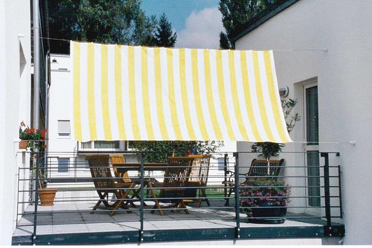 Balkón s markízou, stolom a stoličkami pre vonkajšie použitie