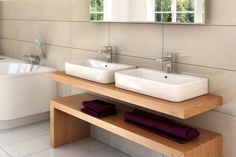 Kúpeľňa s dvomi umývadlami, drevenými prvkami a vaňou