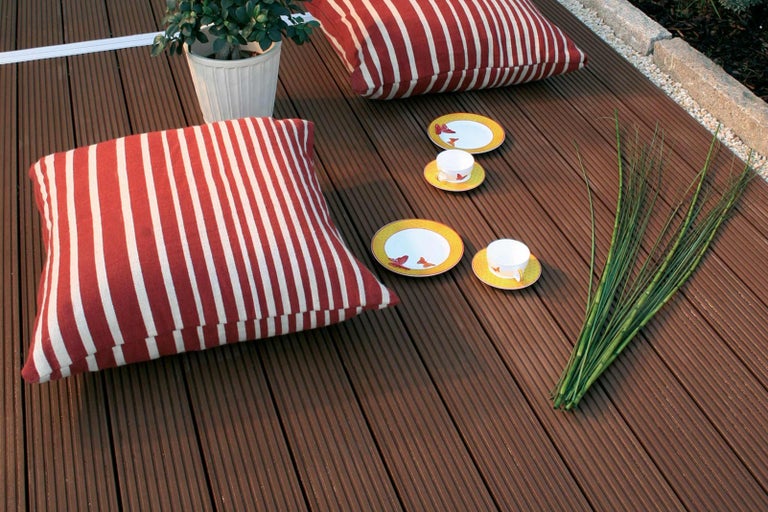 Terasy s vankúšmi, riadom a dekoráciou pre vonkajšie použitie