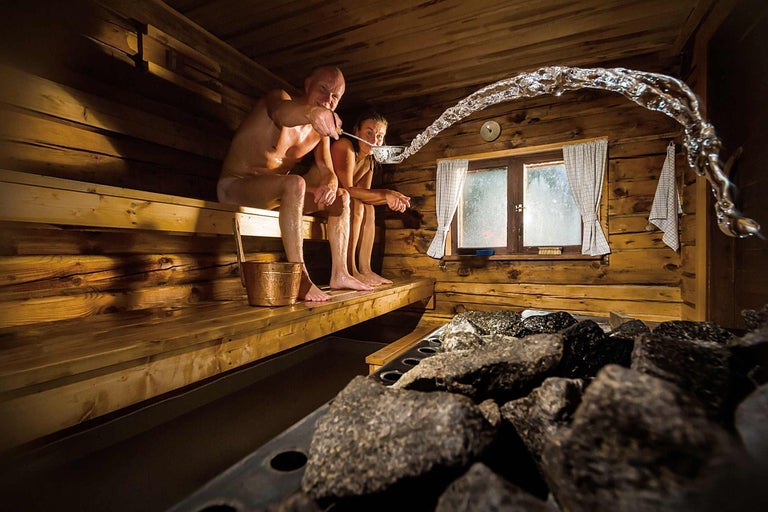 Sauna s ľuďmi, infúziou a kameňmi v rúre