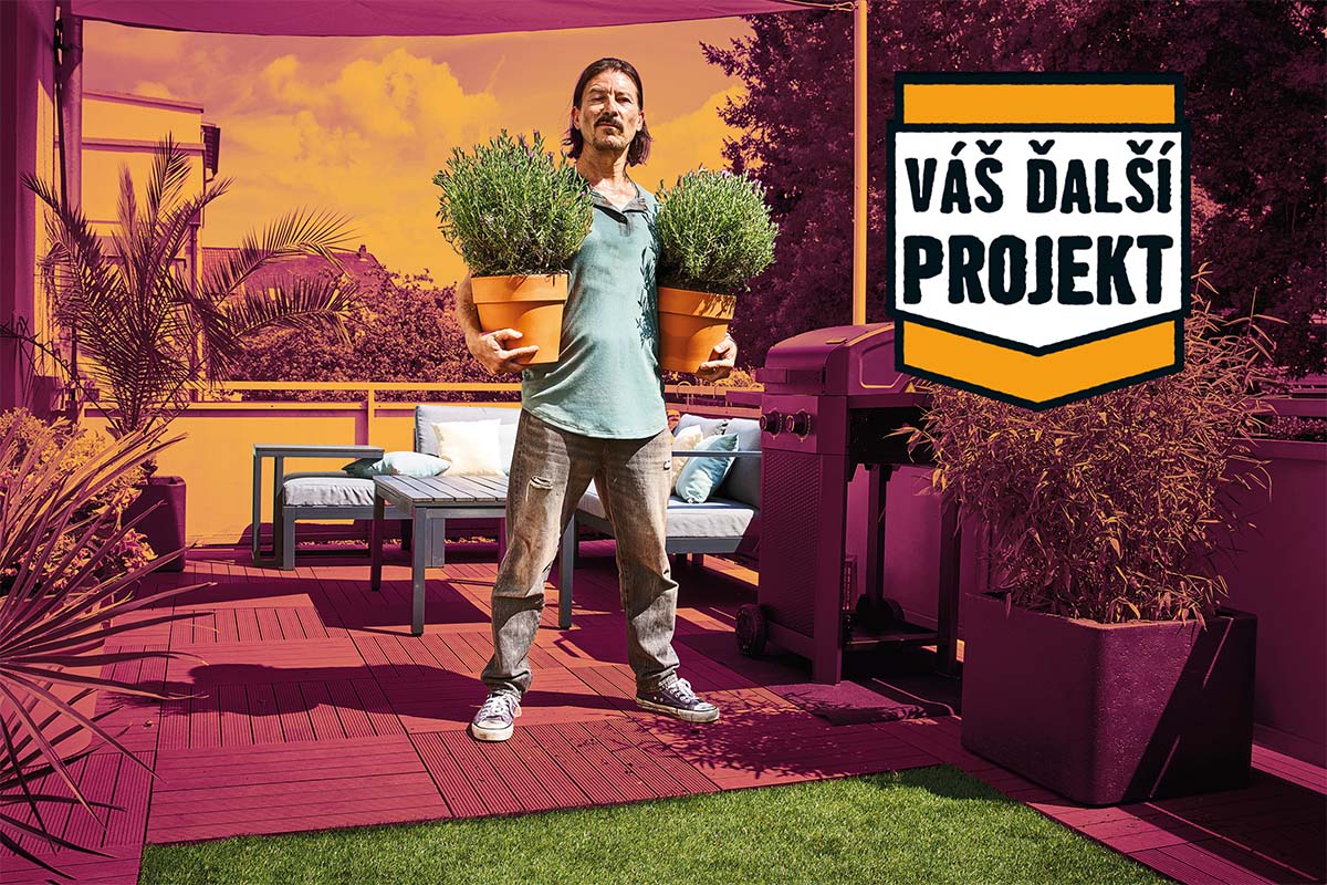 Muž s dvomi levanduľami na strešnej terase s drevenou dlažbou, umelým trávnikom, nábytkom, plynovým grilom a logom Hornbach.